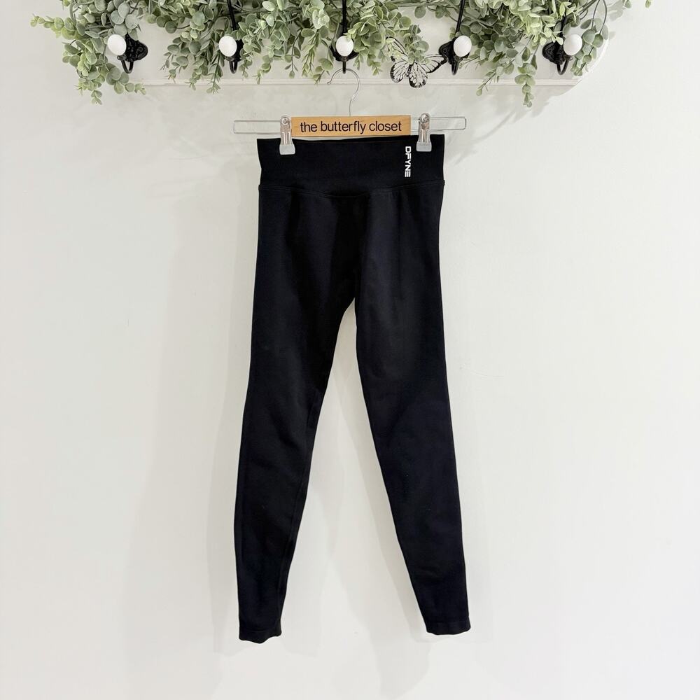 DFYNE black high-waisted scrunched butt performance leggings Size S ee6016